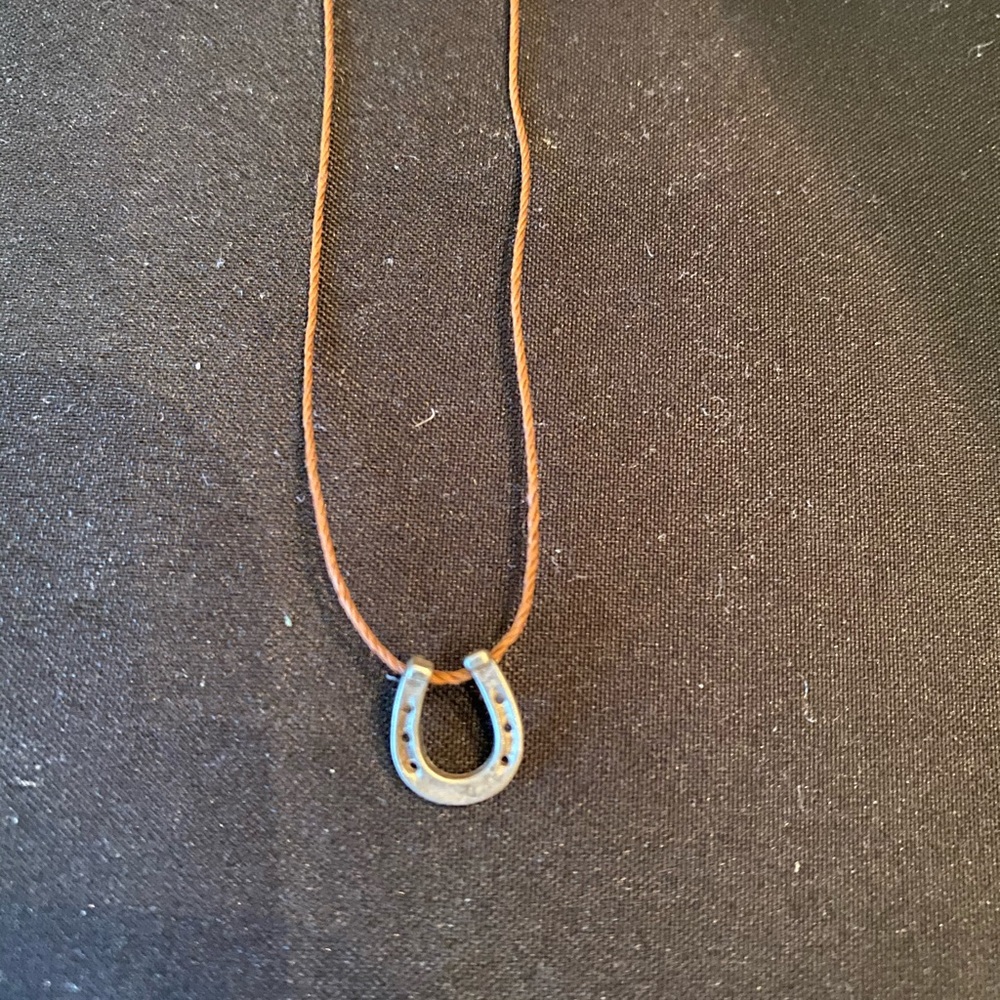 Horseshoe thread necklace